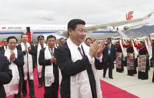 7月17日,以中共中央政治局常委、國(guó)家副主席、中央軍委副主席習(xí)近平為團(tuán)長(zhǎng)的中央代表團(tuán)飛抵拉薩,出席西藏和平解放60周年慶?;顒?dòng)。中央代表團(tuán)在機(jī)場(chǎng)受到西藏各族群眾的熱烈歡迎。新華社記者 黃敬文 攝