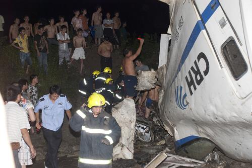 兩動車浙江溫州境內(nèi)追尾 造成重大傷亡 7月23日,救援人員在事故現(xiàn)場展開救援。 當(dāng)晚,北京南至福州D301次列車與杭州至福州南D3115次列車在浙江溫州境內(nèi)發(fā)生追尾事故。目前,事故已造成11人死亡,89人被送往醫(yī)院。 新華社發(fā)(小刀 攝)