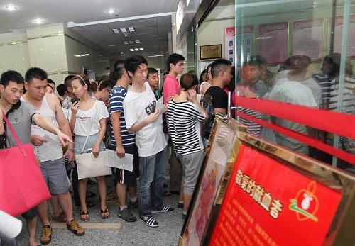 7月24日凌晨,在溫州醫(yī)學(xué)院附屬第二醫(yī)院,眾多市民自發(fā)趕到血站排隊獻血。 7月23日晚,北京南至福州D301次列車與杭州至福州南D3115次列車在浙江溫州境內(nèi)發(fā)生追尾事故。目前,事故已造成32人死亡,171人傷。 新華社發(fā)