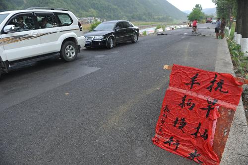 8月1日,在貴州干旱重災(zāi)區(qū)黔東南州三穗縣桐林鎮(zhèn),車輛從抗旱抽水點(diǎn)旁經(jīng)過。新華社記者歐東衢攝