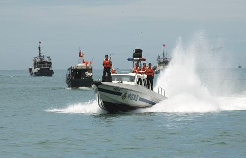 8月1日,海南邊防總隊(duì)海警二支隊(duì)摩托艇在海南三亞為出港漁船引航。新華社發(fā)(石磊 攝)