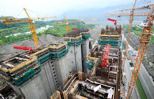 8月1日,工人在三峽升船機(jī)建設(shè)工地施工。 日前,被稱為三峽工程“謎底”的三峽升船機(jī)筒體澆筑高程已突破170米,距離196米平臺(tái)及橫向聯(lián)系結(jié)構(gòu)高程僅剩24.35米。三峽升船機(jī)是三峽雙線五級(jí)船閘之外的一條快速通道,預(yù)計(jì)2015年正式投入運(yùn)行。屆時(shí),3000噸級(jí)的中小型客貨輪或特種船舶能乘此“電梯”短時(shí)內(nèi)垂直升至百米以上的上游水道,三峽船閘通航效率將因此提高。新華社發(fā)(鄭家裕 攝)