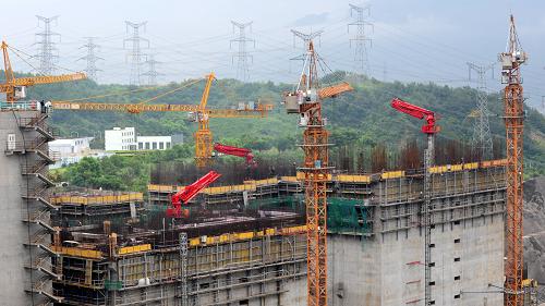 8月1日,工人在三峽升船機(jī)建設(shè)工地施工。新華社發(fā)(鄭家裕 攝)