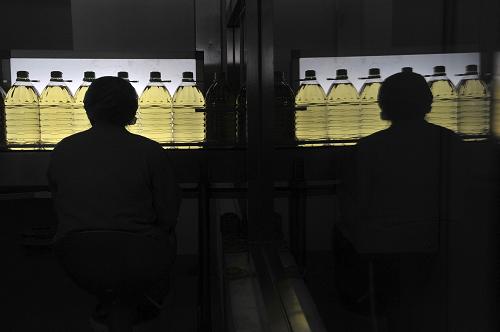 河北廊坊一家糧油生產(chǎn)企業(yè)的工作人員在生產(chǎn)線上(2011年4月12日攝)。 當日,國家統(tǒng)計局、中國物流與采購聯(lián)合會發(fā)布報告,7月份中國制造業(yè)采購經(jīng)理指數(shù)(PMI)為50.7%,環(huán)比回落0.2個百分點,這是該指數(shù)連續(xù)第四個月出現(xiàn)回落,并創(chuàng)下29個月以來新低。作為國際通行的宏觀經(jīng)濟先行指標之一,中國制造業(yè)PMI7月份0.2個百分點的回落幅度,與6月份回落1.1個百分點、5月份回落0.9個百分點相比明顯收窄,反映出當前中國經(jīng)濟增速趨穩(wěn)。制造業(yè)PMI通常以50%作為經(jīng)濟強弱的分界點。高于50%時,反映經(jīng)濟擴張;低于50%,則反映經(jīng)濟衰退。 新華社發(fā)