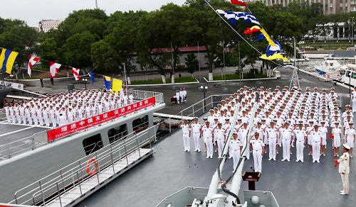 8月1日,中國(guó)海軍訓(xùn)練艦編隊(duì)全體官兵在俄羅斯符拉迪沃斯托克參加升國(guó)旗儀式。當(dāng)日,正在俄羅斯符拉迪沃斯托克進(jìn)行友好訪問(wèn)的中國(guó)海軍訓(xùn)練艦編隊(duì),在當(dāng)?shù)亻_展多種紀(jì)念活動(dòng),慶祝中國(guó)人民解放軍建軍84周年。 新華社記者查春明攝