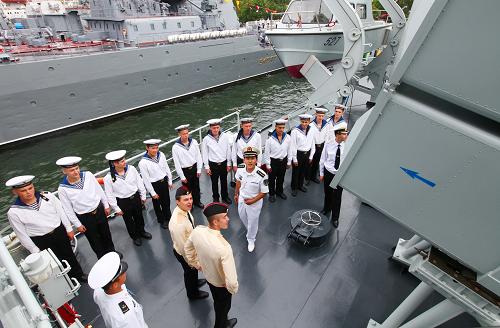 8月1日,俄羅斯海軍官兵參觀中國(guó)海軍“洛陽(yáng)”號(hào)導(dǎo)彈護(hù)衛(wèi)艦。新華社記者查春明攝