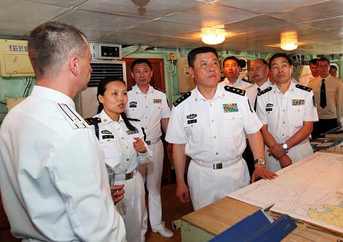 8月1日, 中國(guó)海軍訓(xùn)練艦編隊(duì)指揮員田中(左四)等應(yīng)邀參觀俄羅斯海軍“瓦良格”號(hào)巡洋艦。新華社記者查春明攝