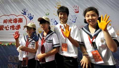 8月2日,在“友誼墻”上留下手印的日本兒童合影留念。新華社記者 郭程 攝