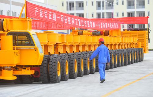 8月2日,漢江裝備基地生產(chǎn)的首臺(tái)載重900噸的運(yùn)梁車(chē)下線(xiàn)。新華社記者 程敏 攝
