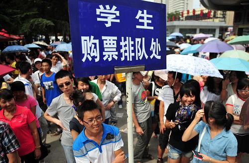 8月2日,等待購(gòu)票的學(xué)生在蘭州火車站前有序排隊(duì)。新華社記者 張錳 攝