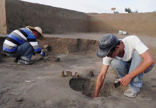 8月2日,考古人員在哈民遺址進(jìn)行發(fā)掘工作。近日,考古人員在內(nèi)蒙古自治區(qū)東部的科爾沁草原腹地發(fā)現(xiàn)一處距今約5000年的大型史前聚落遺址——哈民遺址。據(jù)已挖掘的房址和出土的陶器等遺物判斷,這是科爾沁地區(qū)目前發(fā)現(xiàn)的規(guī)模最大、保存最完好、出土遺物最豐富,并有別于同時期紅山諸文化類型的新石器時代聚落遺址。目前,這處遺址已發(fā)掘3600平方米,揭露房址25座、灰坑32座、墓葬3座,出土各類陶器、石器、骨器、蚌器等遺物500余件。新華社記者 于嘉 攝