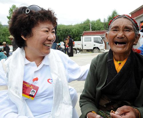 8月3日,來自北京的醫(yī)生齊蘭芳(左)在藏南農(nóng)村與一名藏族老阿媽攀談。由中央統(tǒng)戰(zhàn)部“同心工程”組織的“同心·共鑄中國心西藏行”大型公益義診活動在西藏各地展開。來自全國20個省區(qū)市的300多名醫(yī)務(wù)工作者連日來在拉薩、日喀則、山南、林芝、阿里等地進(jìn)行公益醫(yī)療服務(wù),受到了藏族群眾的熱烈歡迎。新華社記者 覺果 攝