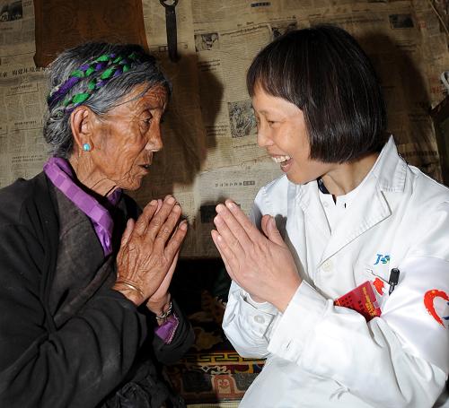 8月3日,來自北京的醫(yī)生梁志齊(右)在西藏貢嘎縣農(nóng)村一處義診點(diǎn)接受藏族老阿媽的感謝與祝福。新華社記者 覺果 攝