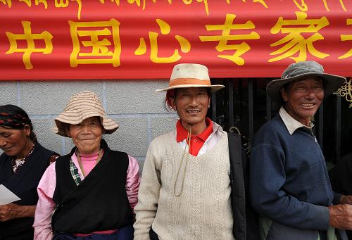 8月3日,藏族群眾在西藏貢嘎縣農(nóng)村一處內(nèi)地醫(yī)生巡診點(diǎn)排隊就醫(yī)。新華社記者 覺果 攝