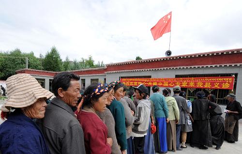 8月3日,藏族群眾在西藏貢嘎縣農(nóng)村一處醫(yī)生巡診點(diǎn)排隊就醫(yī)。新華社記者 覺果 攝