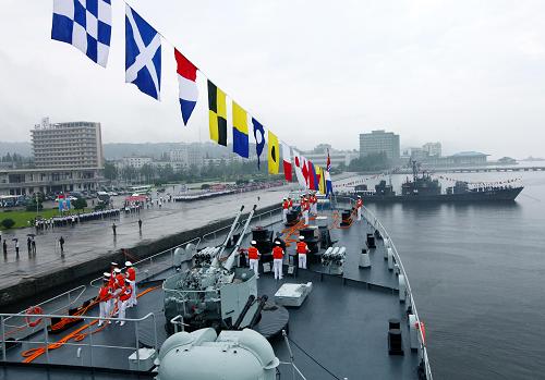 8月4日,中國(guó)海軍訓(xùn)練艦編隊(duì)抵達(dá)朝鮮元山港。當(dāng)日,由“鄭和”號(hào)遠(yuǎn)洋訓(xùn)練艦和“洛陽(yáng)”號(hào)導(dǎo)彈護(hù)衛(wèi)艦組成的中國(guó)海軍訓(xùn)練艦編隊(duì)抵達(dá)朝鮮元山市,開(kāi)始為期4天的友好訪問(wèn)。新華社記者查春明攝