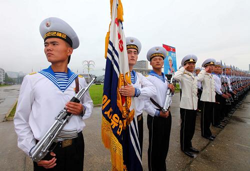 8月4日,朝鮮人民軍海軍儀仗隊(duì)在朝鮮元山港列隊(duì)歡迎到訪的中國(guó)海軍訓(xùn)練艦編隊(duì)。新華社記者查春明攝