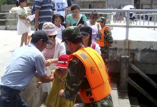 8月4日,舟山邊防支隊(duì)官兵緊急協(xié)助疏散浙江舟山東極島上的263名游客。新華社發(fā)(張振原 攝)