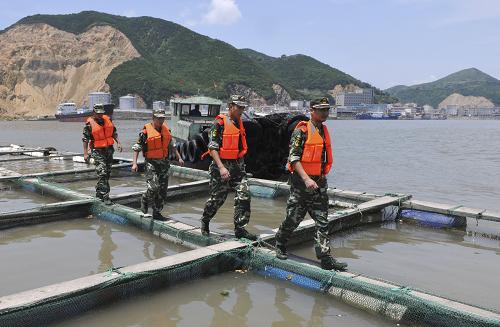 8月4日,在浙江臺(tái)州釣浜港附近海域,邊防官兵在海上養(yǎng)殖區(qū)巡邏。新華社發(fā)(郟策 攝)