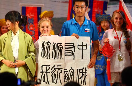 8月5日,中俄學(xué)生展示書法作品“中俄友誼源遠流長”。新華社記者 劉欣 攝