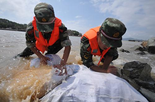 8月5日,浙江臺(tái)州邊防官兵全力排除堤壩險(xiǎn)情。新華社發(fā)(郟策 攝)