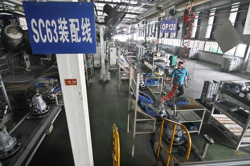 8月5日,廣西柳州市陽和工業(yè)區(qū)一家企業(yè)所有車間關(guān)電停止生產(chǎn),只剩一名工人查看設(shè)備。新華社發(fā)(黎寒池 攝)