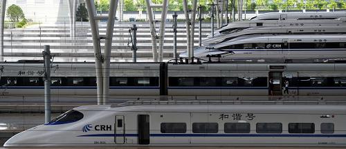 8月5日拍攝的??吭谏虾:鐦蛘緝?nèi)的動(dòng)車組列車。新華社發(fā)(鈕一新 攝)