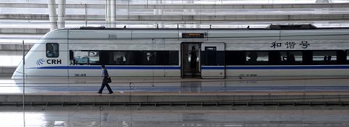 8月5日拍攝的??吭谏虾:鐦蛘緝?nèi)的一輛動(dòng)車組列車。新華社發(fā)(鈕一新 攝)