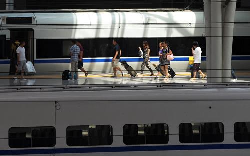8月5日,乘客在上海虹橋站登上動(dòng)車組列車。新華社發(fā)(鈕一新 攝)