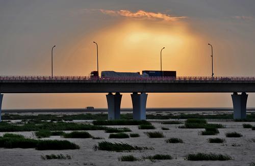 8月6日,車輛在浙江杭州灣跨海大橋上行駛。當(dāng)日,隨著強(qiáng)臺(tái)風(fēng)“梅花”趨近,浙江杭州灣跨海大橋風(fēng)雨欲來(lái)。據(jù)大橋指揮中心消息,目前,該橋采取過(guò)橋速度限速60公里的措施。 隨著“梅花”的推進(jìn),包括已建成通車的杭州灣跨海大橋、上海東海大橋、山東青島海灣大橋等跨海橋梁將面臨嚴(yán)峻考驗(yàn)。 新華社發(fā)(孫豐立 攝)
