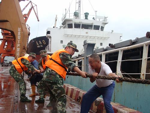 8月29日,福建馬尾邊防工作站官兵幫助臺胞對停靠馬尾港的輪船進行全面加固。據(jù)福建省氣象臺消息,今年第11號臺風(fēng)“南瑪都”最大可能于30日中午前后在福建中南部沿海一帶登陸。福建沿海各地已拉響臺風(fēng)緊急警報,全面展開各項防抗工作,加強安全防范措施。 新華社發(fā)(賀華鋒 攝)