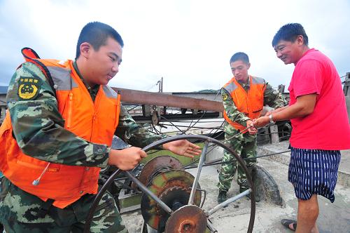 8月29日,福建省海警一支隊官兵為轄區(qū)作業(yè)船加固纜繩。新華社發(fā)(羅文炫 攝)