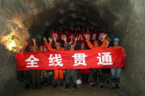 中鐵十八局集團(tuán)職工歡慶隧洞貫通(8月28日攝)。8月28日,中鐵十八局集團(tuán)承建的新疆阿勒泰地區(qū)最長引水隧洞、全長8.8公里的阿葦灌區(qū)引水隧洞貫通。阿葦灌區(qū)引水隧洞是阿葦灌區(qū)重點(diǎn)控制性工程,是阿勒泰青河縣戈壁灘上的“人造天河”,工程于2009年7月開工興建。投入人工近萬人次、機(jī)械設(shè)備、抽水設(shè)備300多臺(tái)套,該工程榮獲新疆水利工程“天山杯”一等獎(jiǎng)。新華社發(fā)(伍振攝)