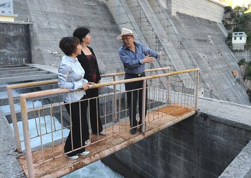 8月24日,云南省昭通市漁洞水庫(kù)管理人員與水務(wù)局工作人員在庫(kù)容3.64億立方米的漁洞水庫(kù)農(nóng)灌放水口觀察流量和水質(zhì)。新華社記者 陳海寧 攝