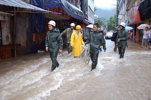 8月31日,福建寧德消防官兵沿街道疏散被困人員。新華社發(fā)(唐海波 攝)