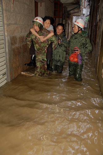 8月31日,福建寧德消防官兵轉移居民樓內一位被困老人。新華社發(fā)(唐海波 攝)