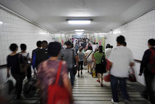 8月31日,旅客在寧夏銀川火車站進站。新華社記者 彭昭之 攝