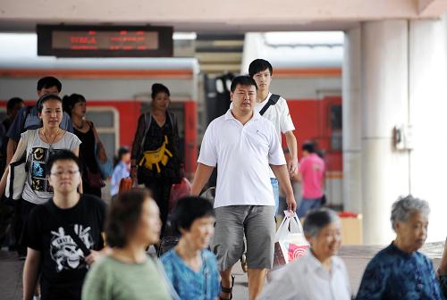 8月31日,旅客在寧夏銀川火車站出站。新華社記者 彭昭之 攝