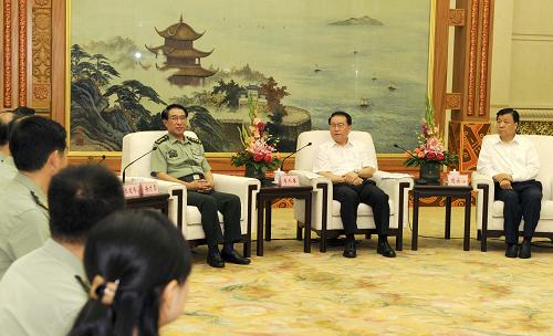8月31日,國防科技大學(xué)自主創(chuàng)新團隊先進事跡首場報告會在北京人民大會堂舉行。報告會前,中共中央政治局常委李長春會見報告團全體成員并講話。新華社記者 饒愛民 攝