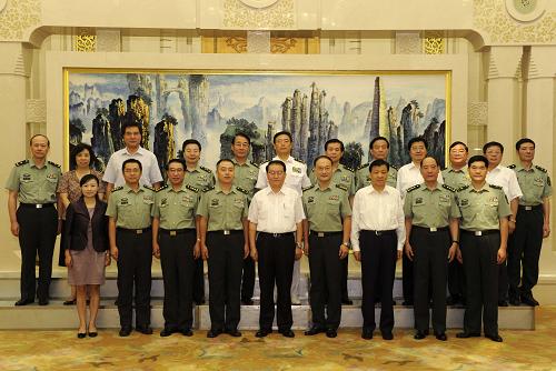 8月31日,國防科技大學(xué)自主創(chuàng)新團隊先進事跡首場報告會在北京人民大會堂舉行。報告會前,中共中央政治局常委李長春會見報告團全體成員并講話。新華社記者 饒愛民 攝