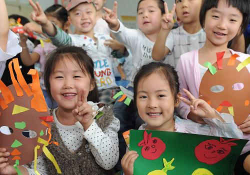 9月1日,陜西省榆林市東升幼兒園學(xué)前班的孩子們在教室里做游戲。當日是新學(xué)年開學(xué)第一天,陜西省在全國率先實施學(xué)前一年免費教育,按每名學(xué)生每年700元測算,陜西省財政已經(jīng)下達今年省級專項補助1億多元,免除33.66萬名幼兒保教費,使6.73萬名家庭經(jīng)濟困難幼兒得到生活補助,覆蓋全省3928所幼兒園,覆蓋面達到100%。新華社記者陶明攝