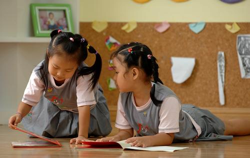 9月1日,在陜西省政府機關(guān)幼兒園,剛升入大班的小朋友們在教室里玩耍。