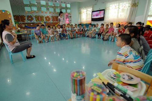 9月1日,在陜西省政府機關(guān)幼兒園,剛升入大班的小朋友們在教室里聽老師講課。新華社記者 李一博 攝