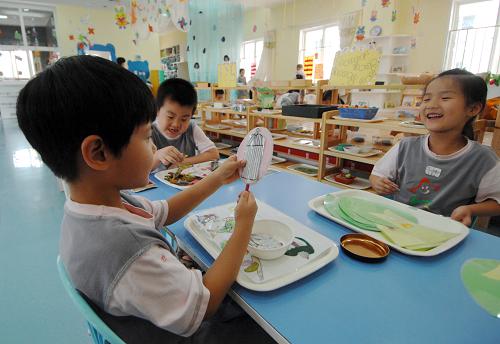 9月1日,在陜西省政府機關(guān)幼兒園,剛升入大班的小朋友們在教室里玩耍。新華社記者 李一博 攝