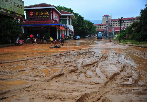 福建省莆田市區(qū)道路積水退后,一片泥濘(9月1日攝)。8月29日起,熱帶風(fēng)暴“南瑪都”連續(xù)3天造成福建莆田市普降暴雨,主城區(qū)內(nèi)澇受淹,災(zāi)情嚴(yán)重。 新華社記者 魏培全攝