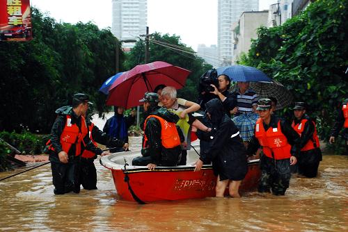 9月1日,在福建省莆田市城廂區(qū)霞林街道,武警駕駛沖鋒舟救援被洪水圍困群眾。新華社發(fā)(翁德財(cái)攝)