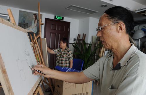 9月2日,在渝中區(qū)文圖大廈,市民在畫(huà)畫(huà)。新華社記者 陳誠(chéng) 攝