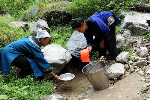 9月1日,巫秀村村民潘老布(右一)和鄉(xiāng)親一起在打水。新華社記者何俊昌攝