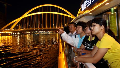 9月9日,鄉(xiāng)村教師在夜暮降臨后乘坐游船欣賞海河夜景。當(dāng)日,天津市教育發(fā)展基金會(huì)、天津聯(lián)合助學(xué)基金會(huì)等單位共同舉辦百名鄉(xiāng)村教師暢游津城歡慶教師節(jié)活動(dòng)。此次活動(dòng)中,來自天津山區(qū)薊縣和寧河縣邊遠(yuǎn)鄉(xiāng)村學(xué)校的百余名教師參觀游覽了周恩來鄧穎超紀(jì)念館、“津塔”、天津市規(guī)劃展覽館,并在夜暮降臨后乘坐游船,盡情欣賞海河夜景。新華社發(fā)(王青巖 攝)