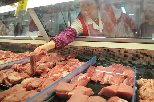 9月10日,南京一超市銷售人員在整理售買的豬肉。據(jù)江蘇省物價(jià)局和國家統(tǒng)計(jì)局江蘇調(diào)查總隊(duì)聯(lián)合發(fā)布的數(shù)據(jù),江蘇省8月份CPI同比漲幅為6.0%,低于全國平均水平0.2個(gè)百分點(diǎn),比7月份回落0.4個(gè)百分點(diǎn)。八大類消費(fèi)品中,食品同比漲了14.7%,依然“領(lǐng)漲”。國家統(tǒng)計(jì)局江蘇調(diào)查總隊(duì)消費(fèi)價(jià)格處處長許家東介紹,豬肉單個(gè)品種的同比漲幅高達(dá)37.3%,拉動(dòng)總指數(shù)上漲1.0個(gè)百分點(diǎn),成為當(dāng)仁不讓的“豬老大”。新華社發(fā)(沈鵬 攝)